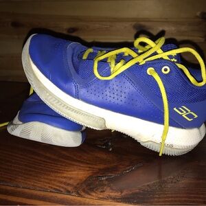 SC Under Armour boys shoes sz 5